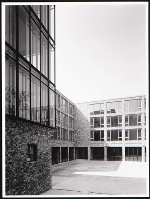 Engelhardt Hof, Berlin: Hofansicht der Bauteile G (Kopfbau mit Läden und Büros) und E, F (zweiflügeliger Gewerbebau)