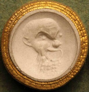 Tragische Maske eines alten kahlen Dieners (Daktyliothek, Zweites Historisches Tausend)