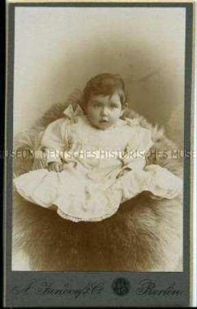 Kleinkind auf Fell, Carte de Visite