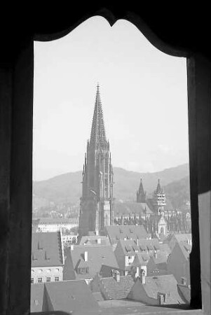Freiburg i. Br.: Blick vom Martinstor zum Münster (Durchblick durch Erkerfenster)