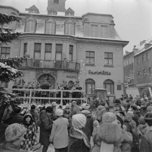 Schwarzenberg, Weihnachtsmarkt : Konzert der Bergkapelle Johanngeorgenstadt vor dem Hotel und Gaststätte "Haus der Einheit"