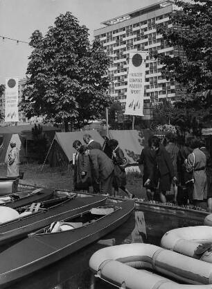 Dresden. Blick zur Campingschau "Freizeit, Camping, Wassersport" auf dem Grünstreifen der Leningrader Straße am Pirnaischen Platz