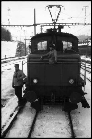 Spiez: Rangierlock am Zug, im Bahnhof