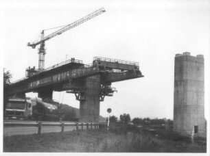 Baustelle einer Talbrücke der neuen Schnellzugstrecke südlich von Fulda, die die Bundesstraße 40 überquert