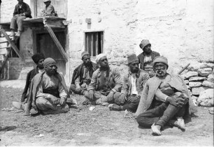 Baltschik: sitzende Gruppe am Haus