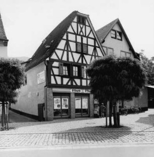 Ehem. Gasthaus ''Zur Bergstraße'', früher ''Zum Hohenstein''; Zwingenberg, Darmstädter Straße 1