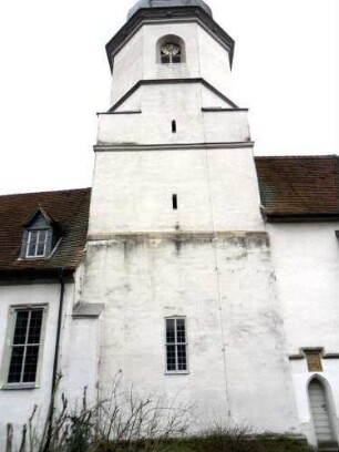 Kirchturm von Süden - Romanischer Chorturm mit Turmchor (12 Jh) - Mittelgeschosse mit Schlitzscharten - Glockenstube (achteckig) 15 Jh