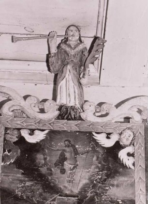 Altaraufsatz mit Posaunenengel : Altaraufsatz mit Posaunenengel. 1693. Holz, geschnitzt und bemalt. Mestlin-Ruest, Dorfkirche