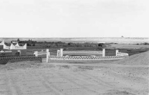 Artesischer Brunnen vor Gadames : Blick auf einen artesischen Brunnen mit Gebäuden in Gadames