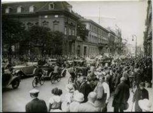 Vor dem Reichspräsidentenpalais nach dem Tod Paul von Hindenburgs