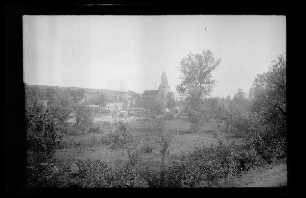 Cohan (=Coulonges-Cohan, Dep. Aisne, Frankreich): "Dorf" mit Kirche (Distanzaufnahme)
