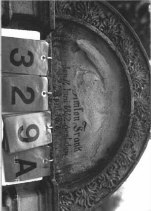 Grabstein 329 (Index: 100106800) Material: Sandstein Zustand: teilweise stark verwittert, im Bogen teilweise Verlust des deutschen Textes, Mittelaufsatz fehlt Maße HxBxT: 186x89x19 cm Beschreibung: ädikulaartige Stele mit Rundbogenabschluß, Mittelaufsatz fehlt, Schriftfeld rechteckig eingetieft, 3/4-Säulen, getreppter Sockel Symbolik: floral: Grabstein 329A