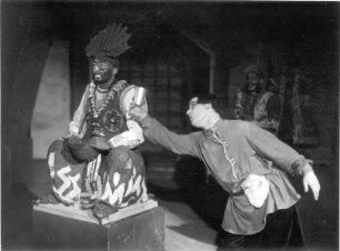 Coppelia. Ballett von Léo Delibes mit Ellen von Cleve-Petz als Swanilda, Walter Kreideweiß als Franz, Wilhelm Moy als Dr. Coppélius u. a. Staatsoper Dresden, Neueinstudierung 16.2.1925 unter Leitung von Fritz Busch (gemeinsam mit "Abu Hassan"; Choreographie: E. Cleve-Petz). Fotografie (Negativabzug auf Papier) von Ursula Richter