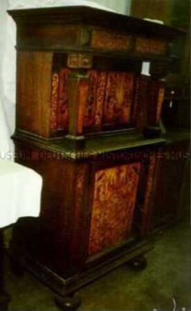 Überbauschrank mit Intarsien