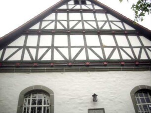 (Kirche Sankt Nikolai)-Langhaus Giebelseite West mit Giebelbereich in Fachwerk (ehemaliges Speicher)