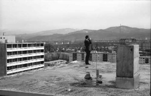 Freiburg; Weingarten: Kollege Eisele fotografiert auf Dach