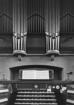 Spieltisch der Orgel in der Kreuzkirche Seifhennersdorf : Spieltisch der viermanualigen Orgel von der Orgelbaufirma A. Schuster & Sohn Zittau (1936; IV/72 (71) 5402 Pfeifen). Kreuzkirche Seifhennersdorf
