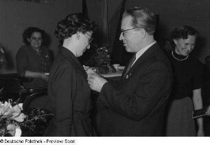 Verleihung von Auszeichnungen auf einer Veranstaltung zum Internationalen Frauentag
