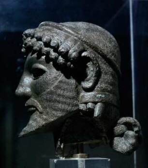 Zeus aus Olympia (Fragment) : Athen. Archäologisches Nationalmuseum. Kopf des Zeus, Ende 6. Jh. v. Chr.