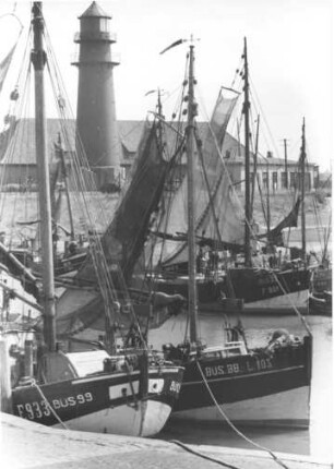 Büsum. Hafen. Fischkutter liegen im Hafenbecken