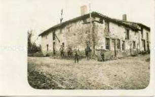 Soldaten vor einem Haus