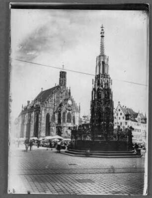 Nürnberg, Blick über den Hauptmarkt : Nürnberg. Hauptmarkt. Blick über den Schönen Brunnen (H. Behaim) nach Osten zur Frauenkirche