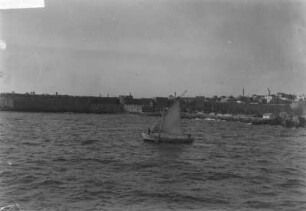 Hafen von Rhodos : Ein Segelboot im Hafen von Rhodos