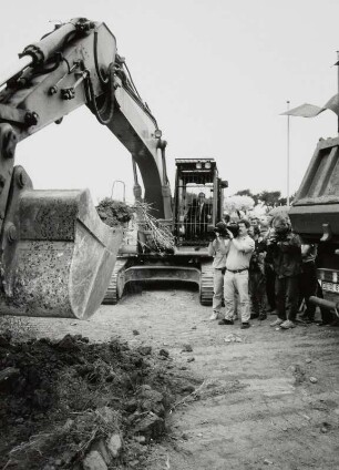 Offizieller Baubeginn für die Bundesautobahn 17 am 21.08.1998 am künftigen Autobahndreieck Dresden-West. "Erster Baggerbiss", ausgeführt von Matthias Wissmann, Bundesminister für Verkehr : Dresden. Offizieller Baubeginn für die Bundesautobahn 17 am 21.08.1998 am künftigen Autobahndreieck Dresden-West. "Erster Baggerbiss", ausgeführt von Matthias Wissmann, Bundesminister für Verkehr