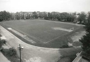 Dresden, Zellescher Weg. Sportplatz (heute Standort der Sächsische Landesbibliothek - Staats- und Universitätsbibliothek (SLUB)). Blick aus einem Gebäude der TU nach Nordosten