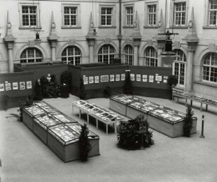 Ausstellung der Sächsischen Landesbibliothek anläßlich des 200. Geburtstages von Gotthold Ephraim Lessing im Lichthof