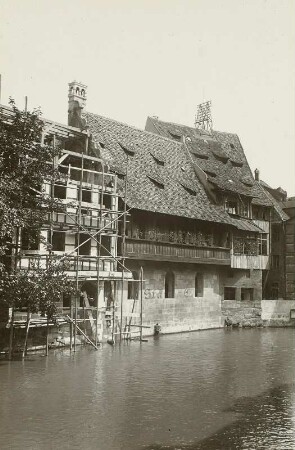 Nürnberg. Blick über die Pegnitz auf Wohnhäuser