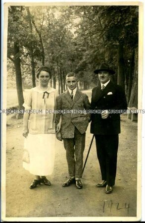 Eltern mit Sohn (Franz Lennartz mit seinen Eltern?)