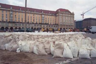 Dresden-Altstadt, Altmarkt. Durch freiwillige Helfer gefüllte Sandsäcke