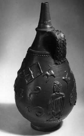 Krug mit Gladiatorenszenen : Krug mit Gladiatorenszenen. Keramik (151/200). Speyer: Historisches Museum der Pfalz mit Weinmuseum