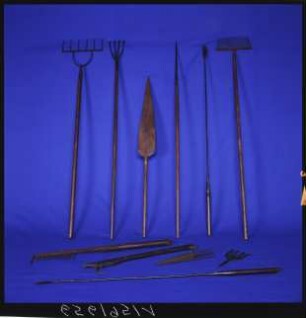 Sammlung von Fischfanggeräten, Walspeeren und Paddeln (Sonderausstellung "Aufgetaucht", 1996)