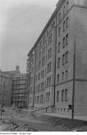 Baustelle Windmühlenstraße, im Hintergrund das Neue Rathaus