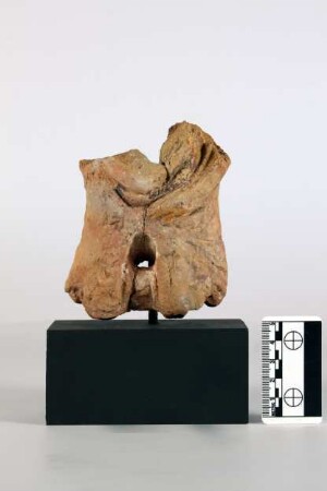 Bauchpartie einer kleinen Aufsteckfigur mit Faltengewand