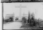 Denkmal auf dem 1917 eingerichteten deutschen Soldatenfriedhof bei Cambrai, mit Diakonissen Architekt des Friedhofes und des Hauptdenkmals: Wilhelm Kreis