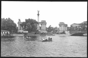 Budapest. Millenniumsdenkmal (1896) : Budapest. Millenniumsdenkmal (1896; Albert Schickedanz, Skulptur von György Zala) auf dem Heldenplatz. Blick über den Stadtwäldchenteich