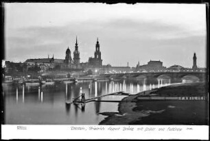 Dresden bei Nacht, Blick vom Neustädter Elbufer auf Augustusbrücke, Residenzschloss und Katholische Hofkirche