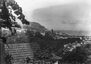 Blick über die Stadt : Blick über die Dächer der Stadt Funchal. Im Hintergrund das Meer.
