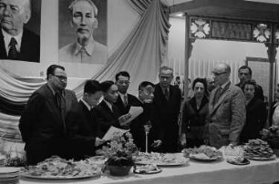 Die vietnamesischen Messedelegation empfängt Johannes Dieckmann