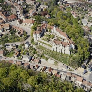 Nossen. Schloß (erste Erwähnung 1180) und Stadtkirche (1565; A. Lorentz). Blick über die Dresdner Straße. Luftbild-Schrägaufnahme von Südosten