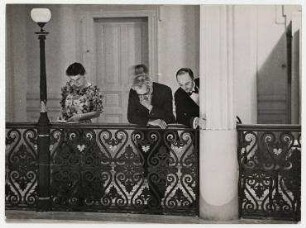 Lausanner Abrüstungskonferenz. Der britische Premierminister Ramsay Macdonald mit seiner Tochter und seinem Privatsekretär im Hotel Beau Rivage. von links: Ishbel Macdonald, Ramsay MacDonald, Butler
