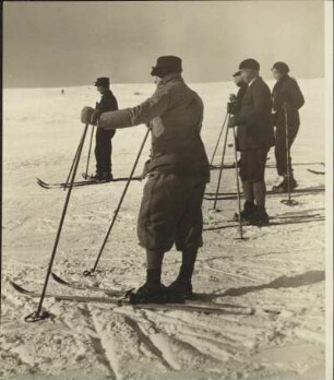 Eine Gruppe von Ski-Schülern übt am Hang
