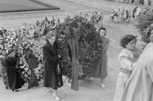 Kranzniederlegung an Ehrenmalen im Treptower Park in Berlin anlässlich des IV. Bundeskongresses des Demokratischen Frauenbundes Deutschlands (DFD) : Kongressteilnehmer während der Kranzniederlegung im Treptower Park