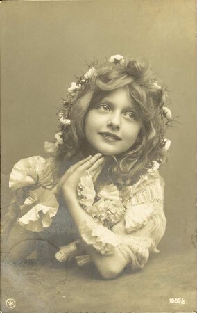 [Mädchen mit Blumenkranz]