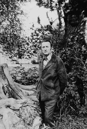 Der Schriftsteller Hanns Cibulka vor Schloß Friedenstein in Gotha