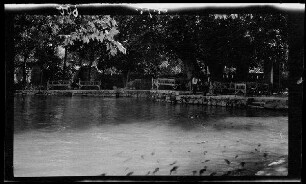 Urfa (= ªanlıurfa, Prov. ªanlıurfa, Türkei), Fischteich mit Bänken vor der Moschee