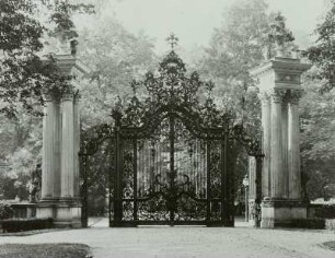 Schloß Sanssouci, Obeliskportal